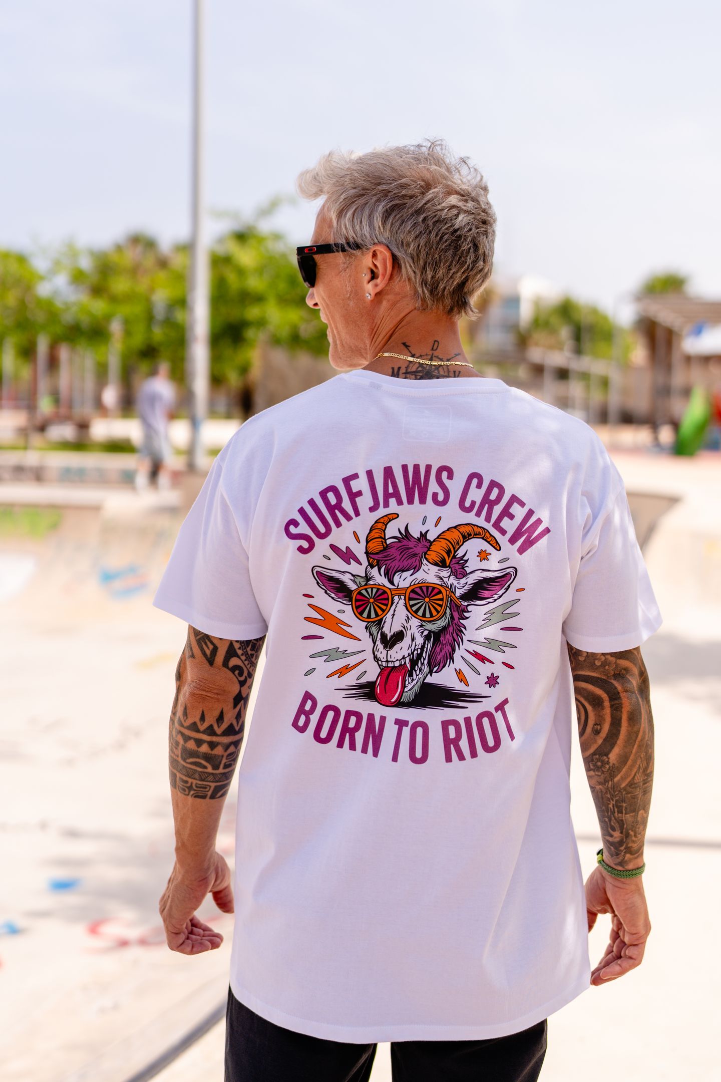 Camiseta SurfJaws Crew – Born to Riot