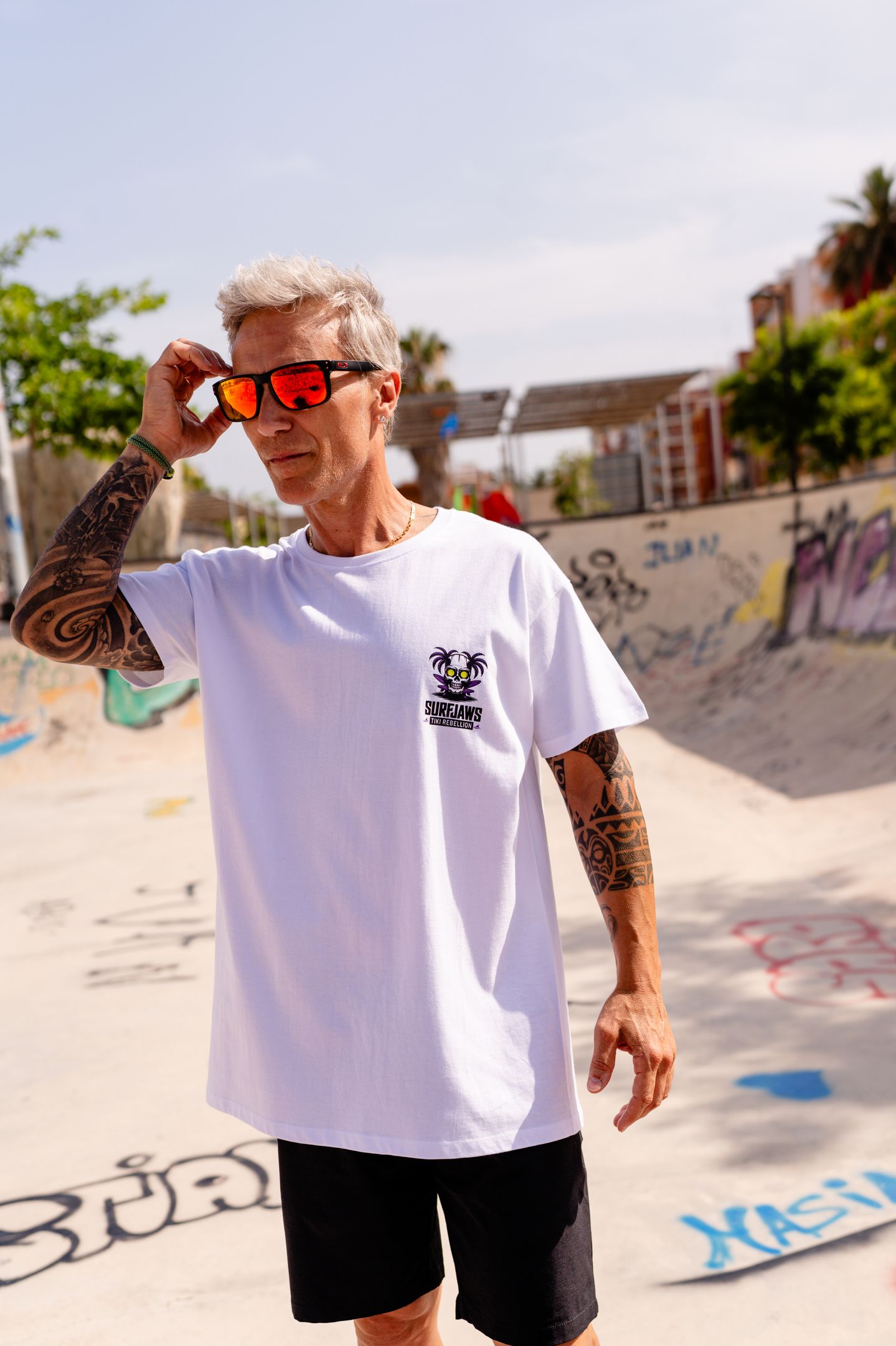 Camiseta SurfJaws Tiki Rebellion – Espíritu Surf Tropical