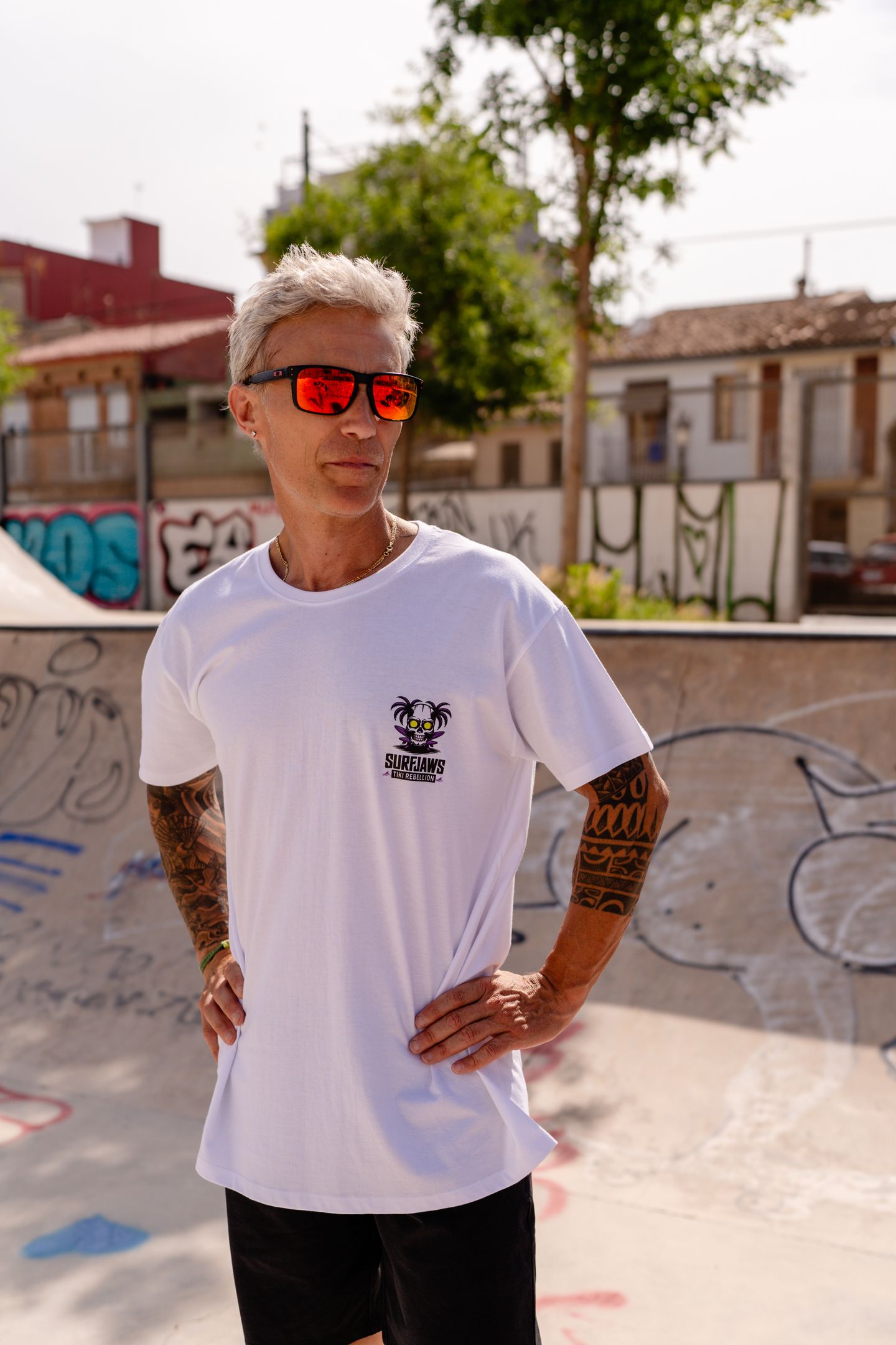 Camiseta SurfJaws Tiki Rebellion – Espíritu Surf Tropical