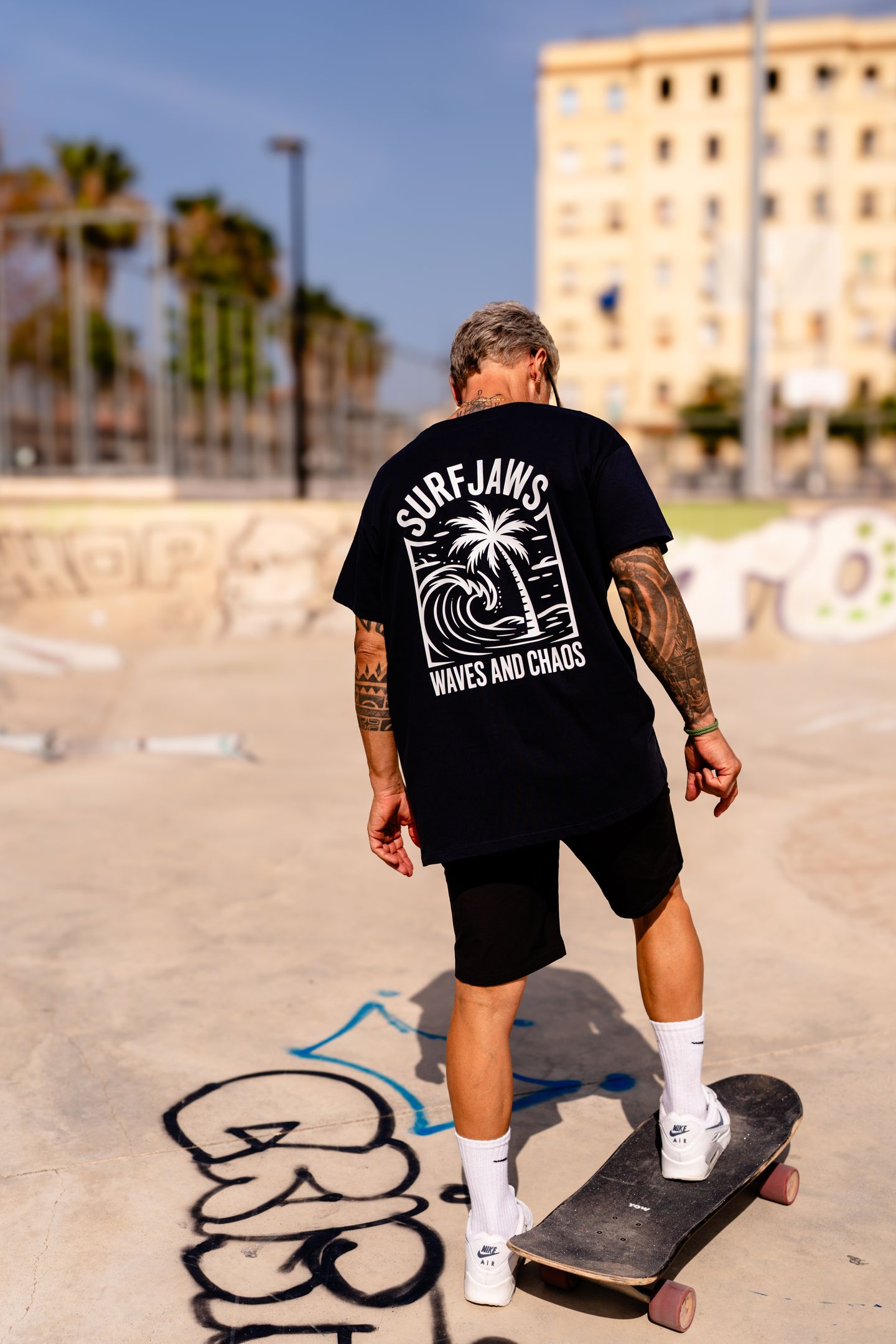 Camiseta SurfJaws Waves and Chaos – Caos Surfero Urbano