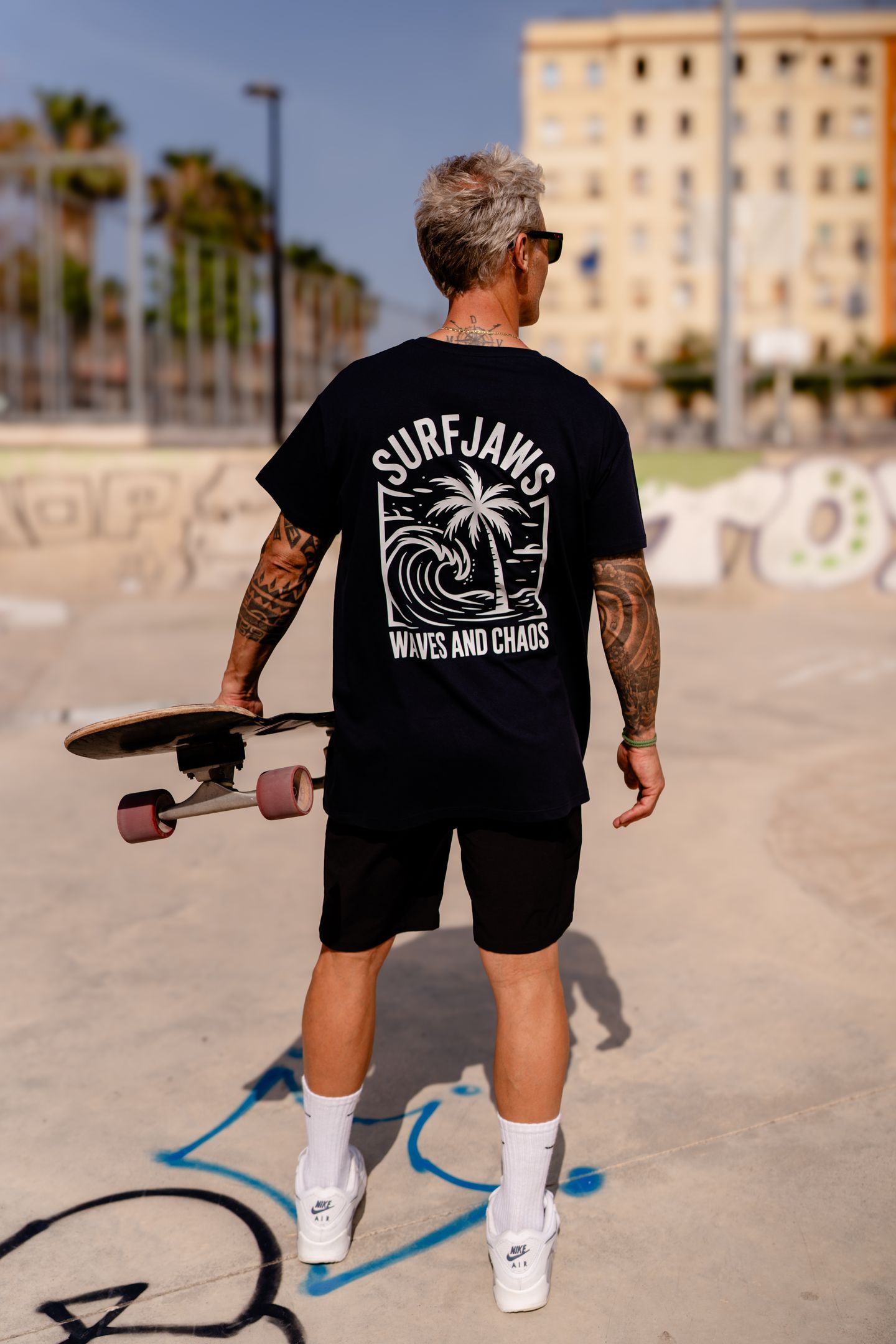 Camiseta SurfJaws Waves and Chaos – Caos Surfero Urbano