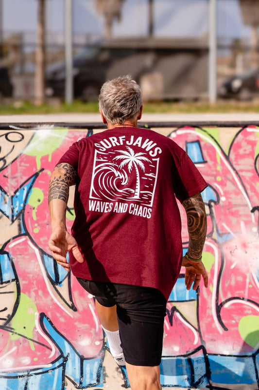 Camiseta SurfJaws Waves and Chaos – Caos Surfero Urbano