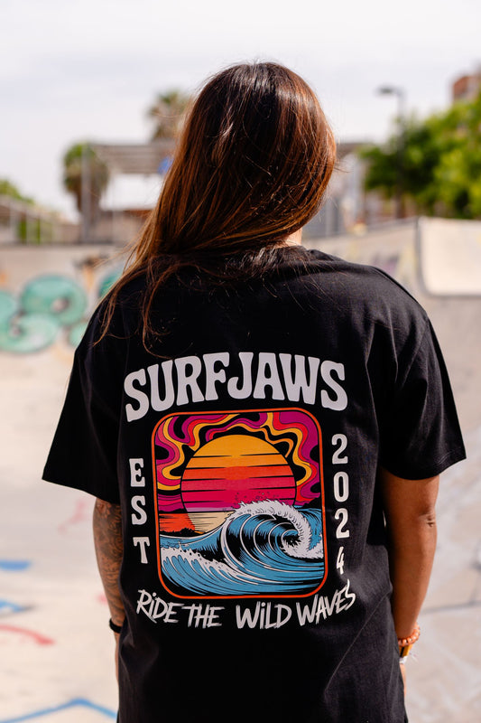 Camiseta SurfJaws Ride the Wild Waves – Surf Salvaje Retro
