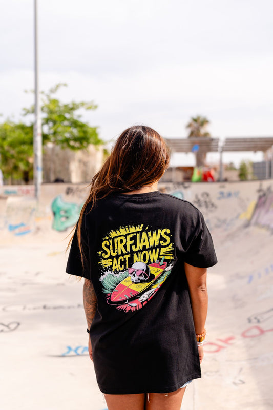 Camiseta SurfJaws Act Now – Rebeldía Eco Urbana