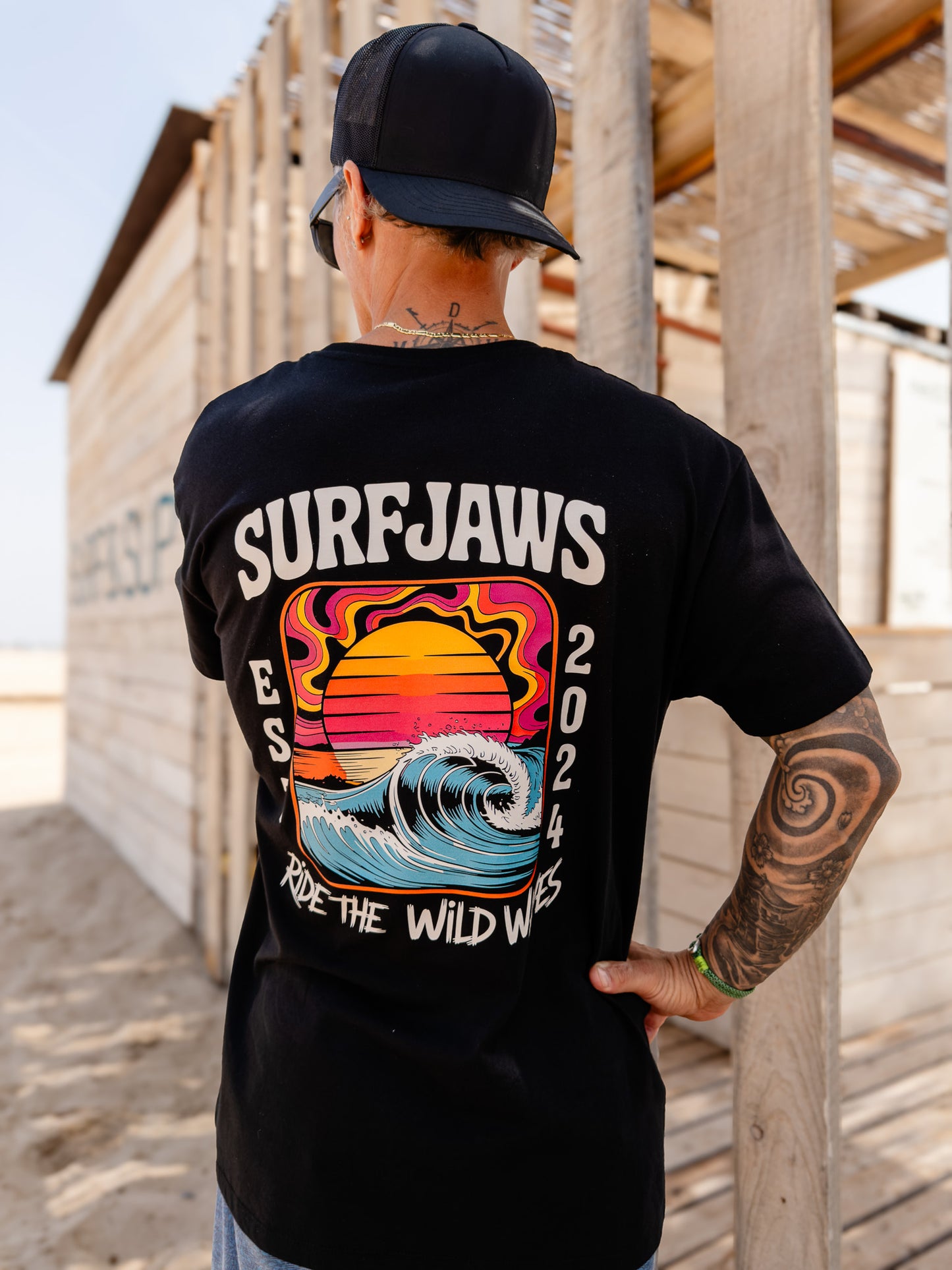 Camiseta SurfJaws Ride the Wild Waves – Surf Salvaje Retro
