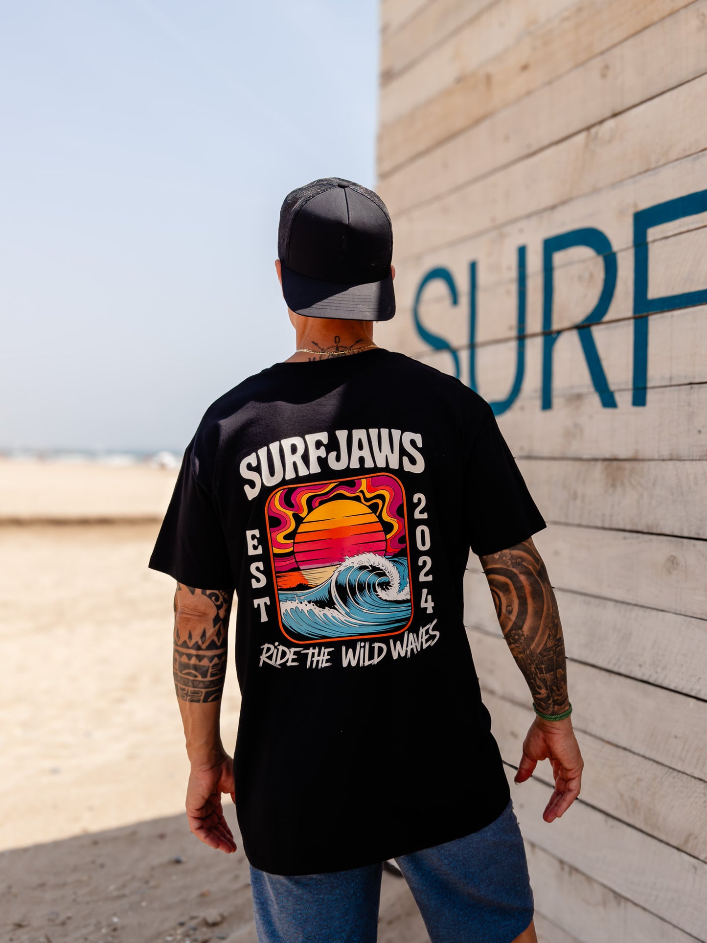 Camiseta SurfJaws Ride the Wild Waves – Surf Salvaje Retro