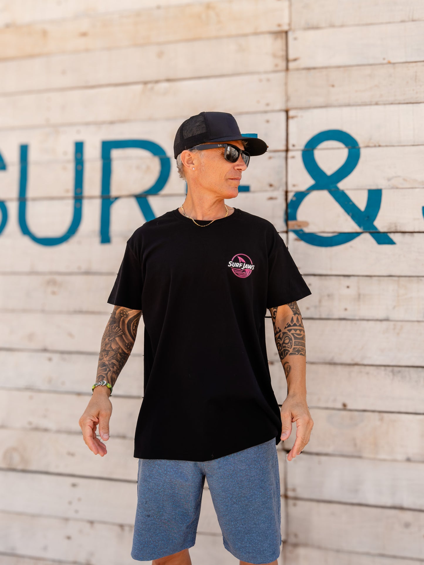Camiseta SurfJaws Ride the Wild Waves – Surf Salvaje Retro