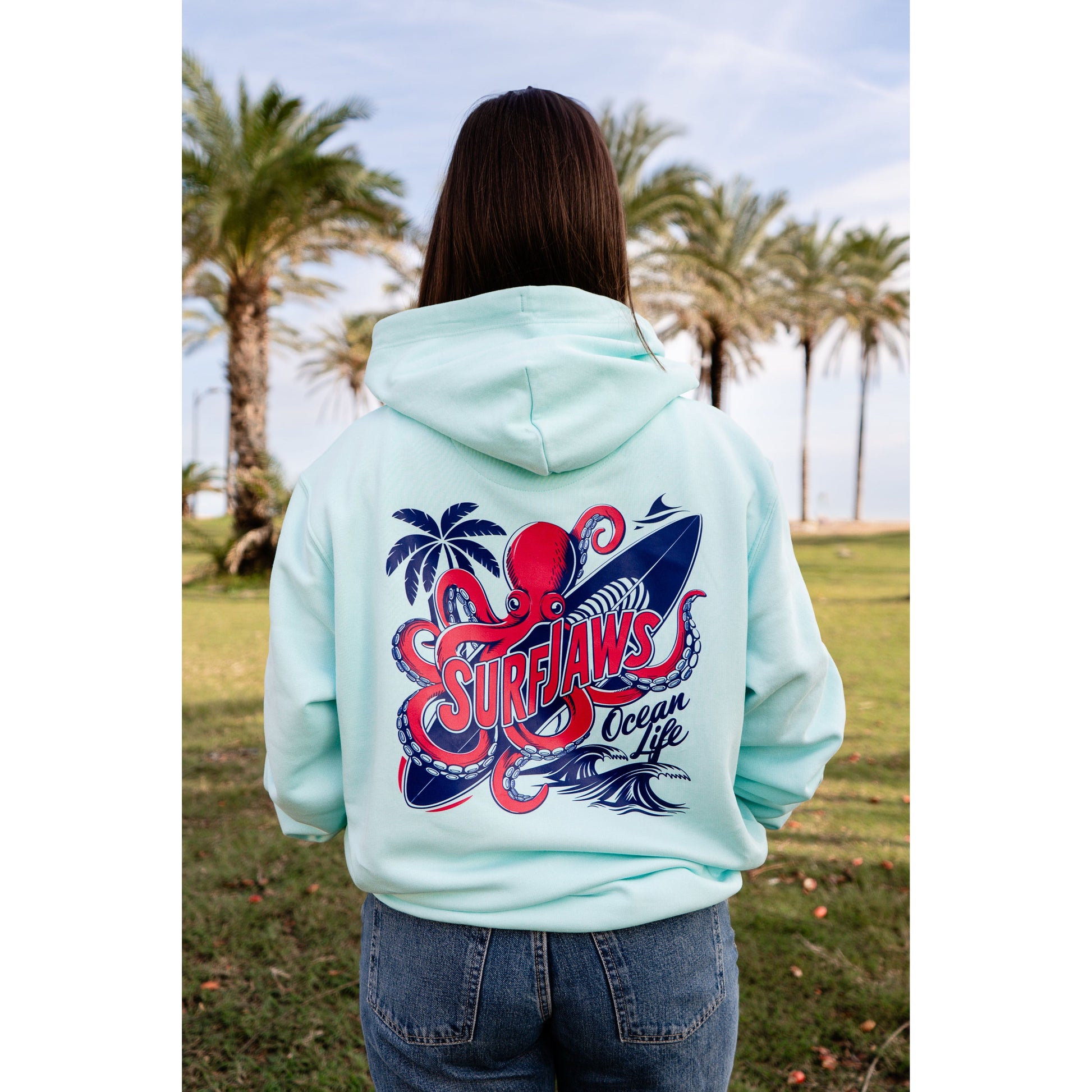 Sudadera SurfJaws de algodón orgánico en tono Ice Mint, ajuste regular. El modelo lleva una talla L, mide 1,56 m y tiene complexión normal, mostrando un estilo cómodo y ecológico