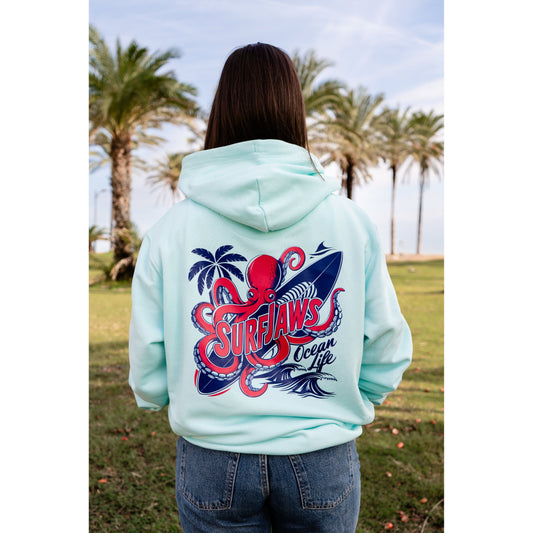Sudadera SurfJaws de algodón orgánico en tono Ice Mint, ajuste regular. El modelo lleva una talla L, mide 1,56 m y tiene complexión normal, mostrando un estilo cómodo y ecológico