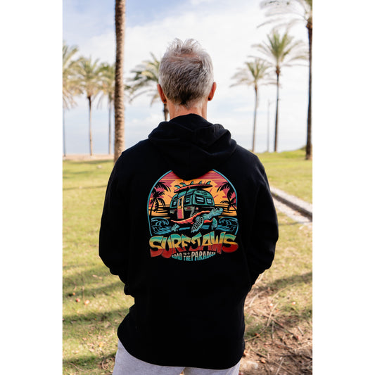 Sudadera SurfJaws de algodón orgánico en tono negro, ajuste regular. El modelo lleva una talla L, mide 1,62 m y tiene complexión atlética, mostrando un estilo cómodo y ecológico