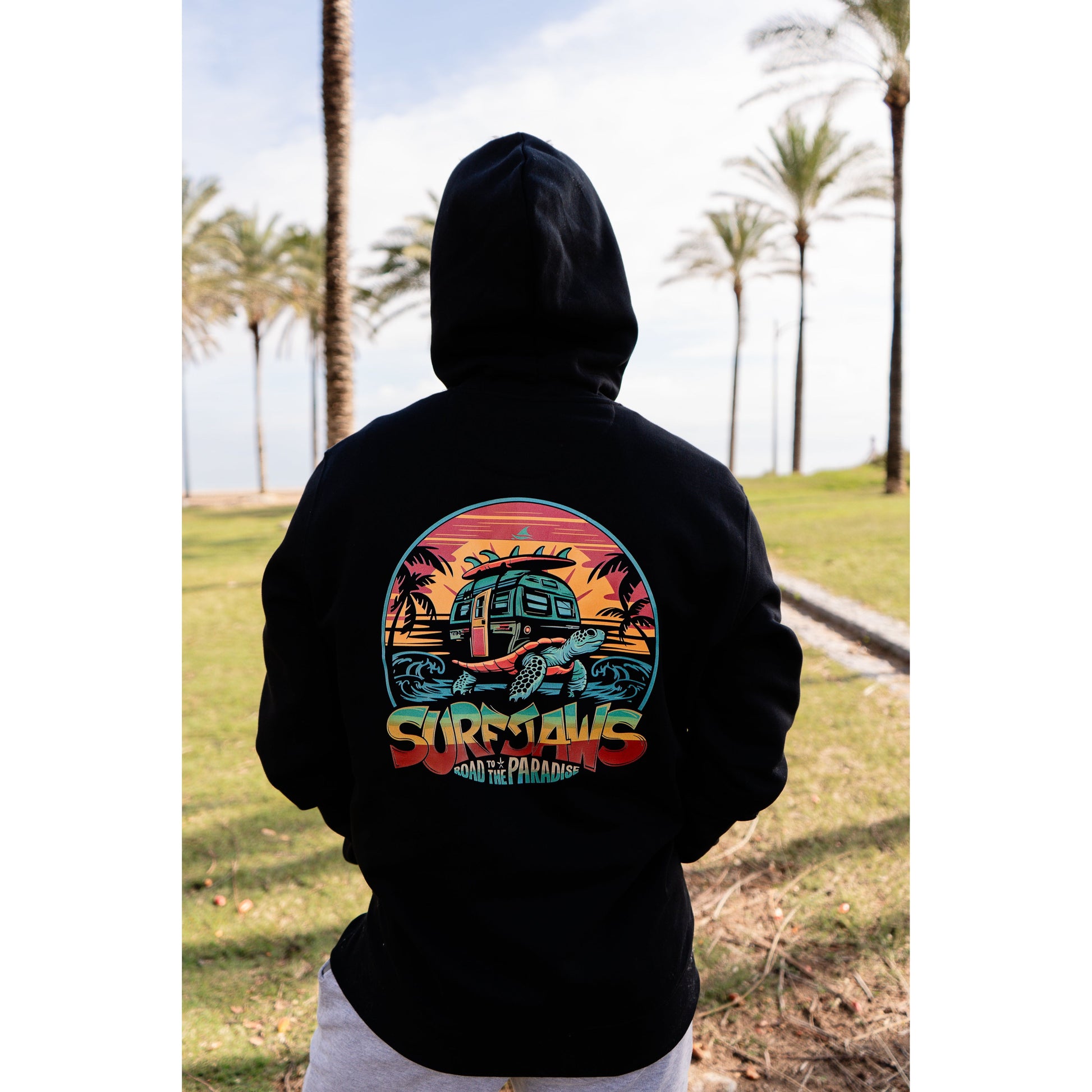 Sudadera SurfJaws de algodón orgánico en tono negro, ajuste regular. El modelo lleva una talla L, mide 1,62 m y tiene complexión atlética, mostrando un estilo cómodo y ecológico