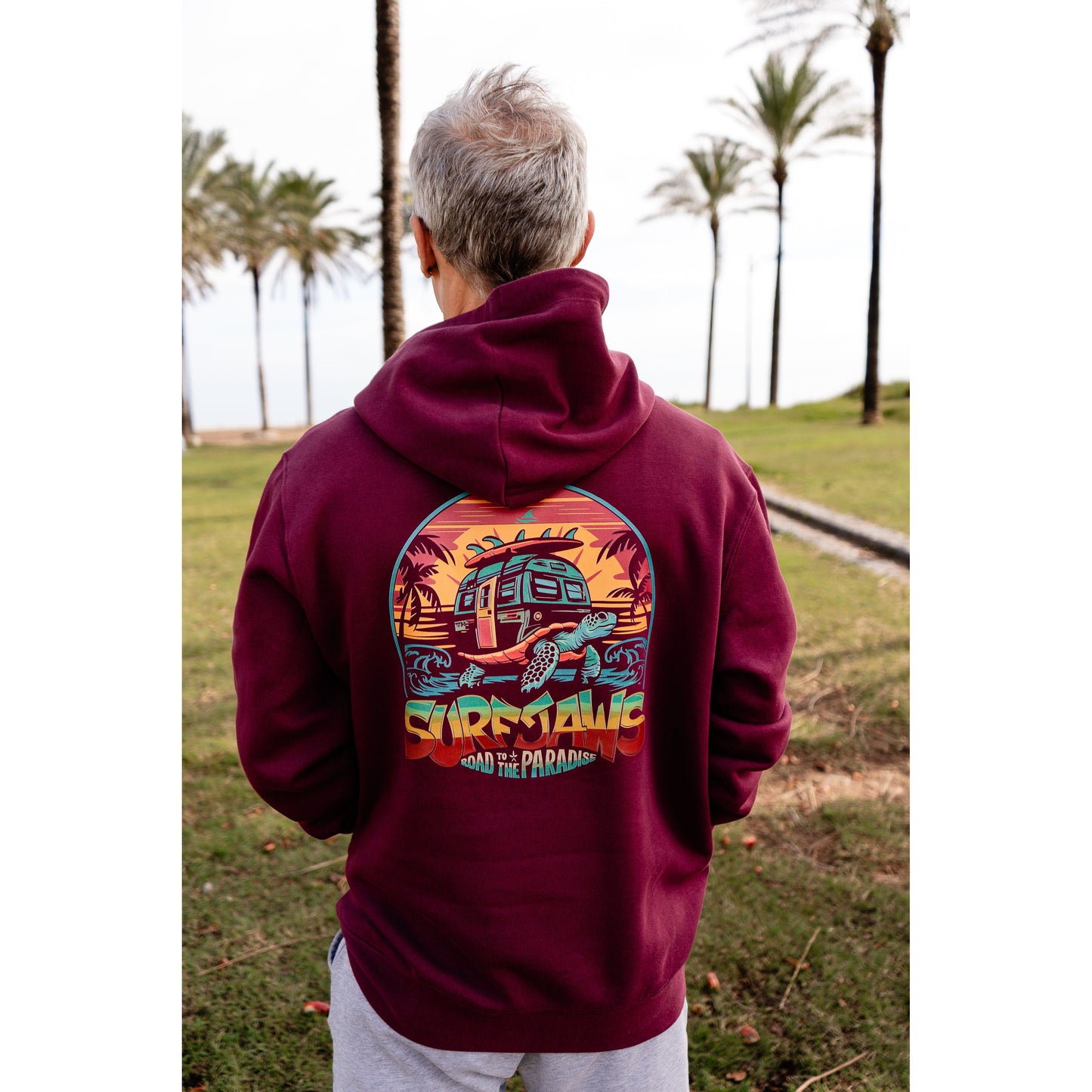 Sudadera SurfJaws de algodón orgánico en tono wine, ajuste regular. El modelo lleva una talla L, mide 1,62 m y tiene complexión atlética, mostrando un estilo cómodo y ecológico