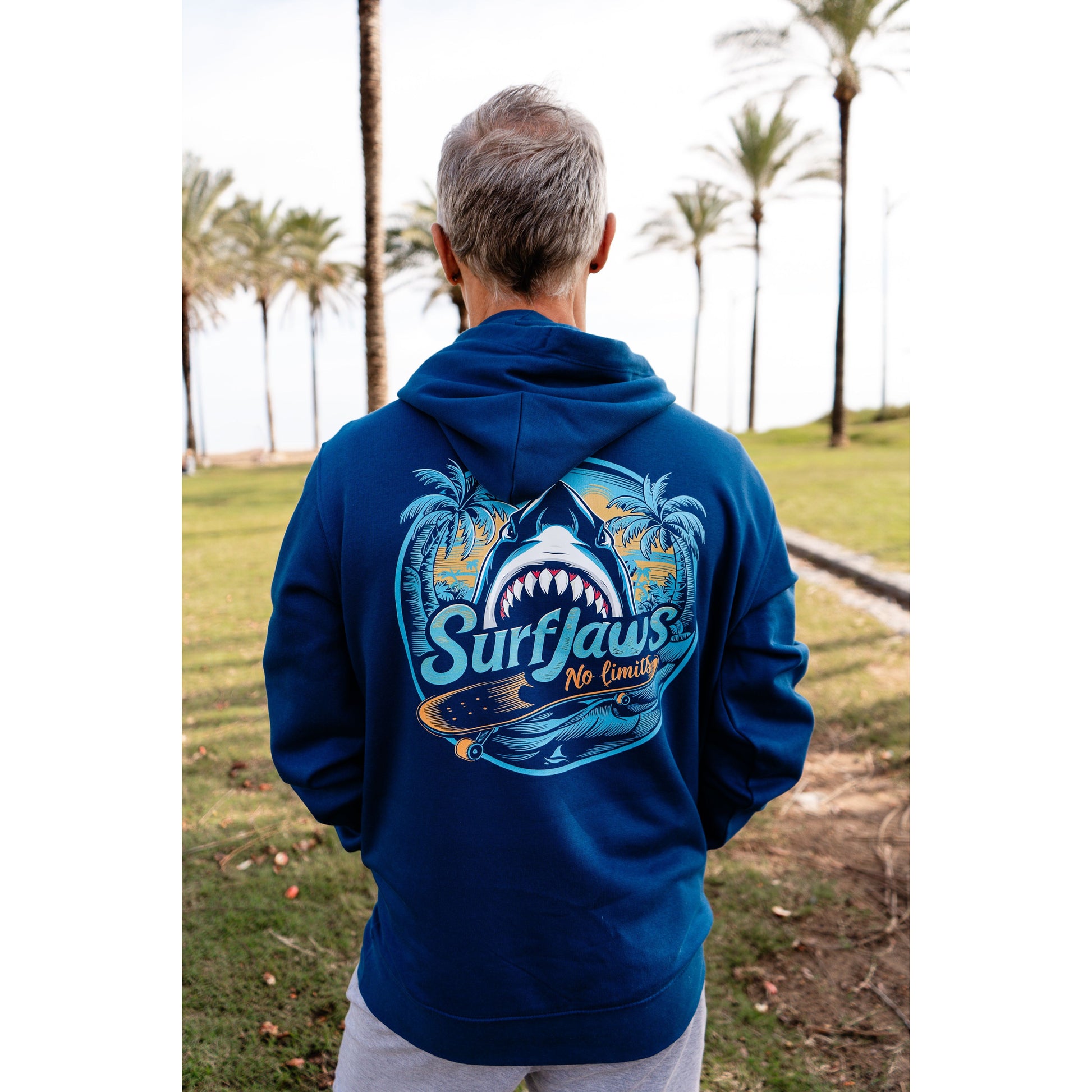 Sudadera SurfJaws de algodón orgánico en tono azul marino ajuste regular. El modelo lleva una talla L, mide 1,62 m y tiene complexión atlética, mostrando un estilo cómodo y ecológico