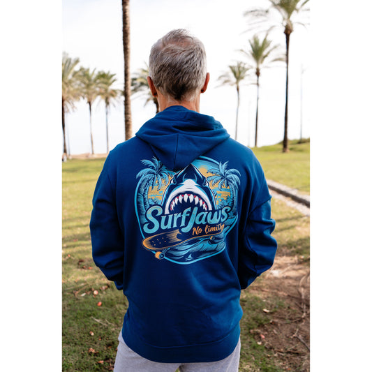 Sudadera SurfJaws de algodón orgánico en tono azul marino ajuste regular. El modelo lleva una talla L, mide 1,62 m y tiene complexión atlética, mostrando un estilo cómodo y ecológico