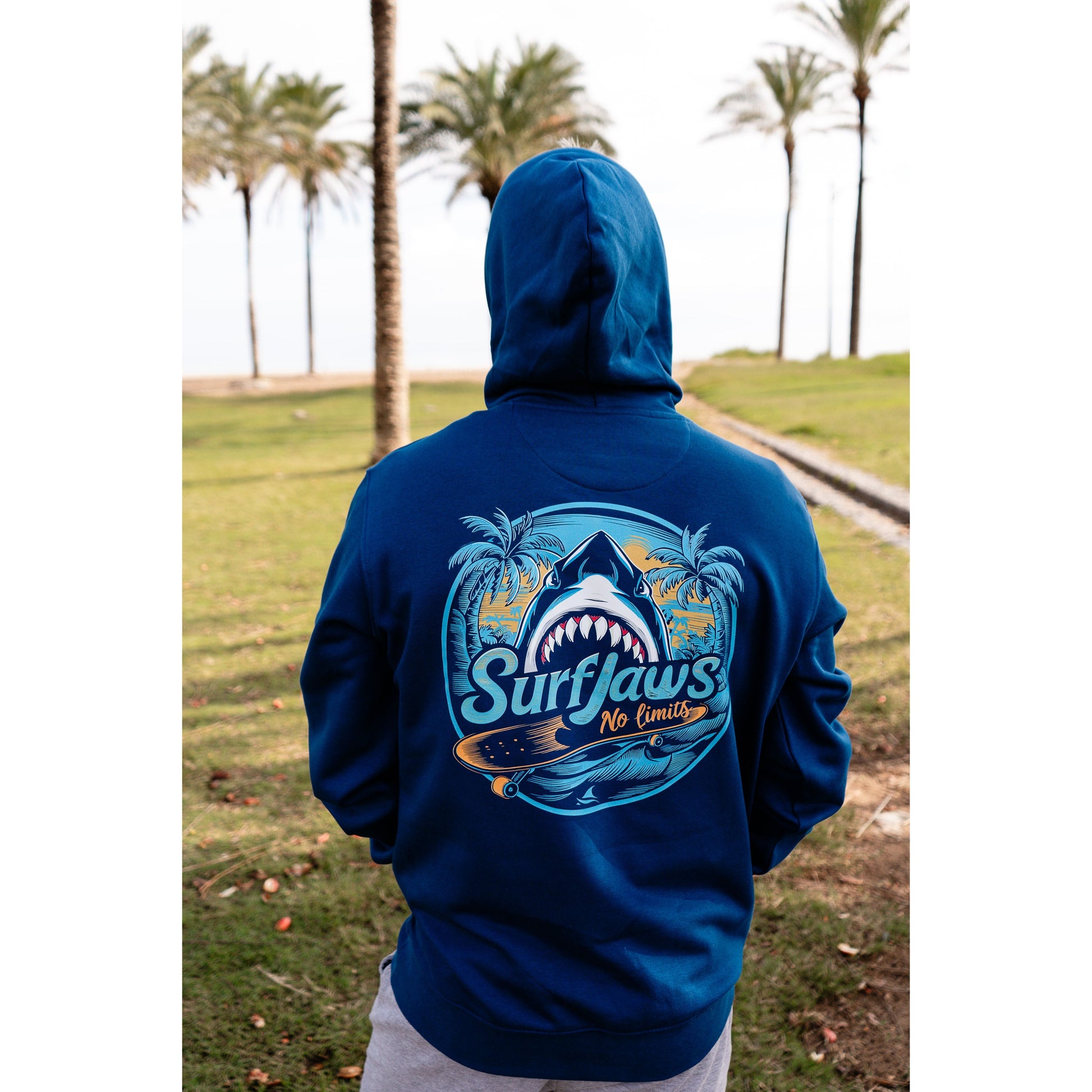 Sudadera SurfJaws de algodón orgánico en tono azul marino ajuste regular. El modelo lleva una talla L, mide 1,62 m y tiene complexión atlética, mostrando un estilo cómodo y ecológico