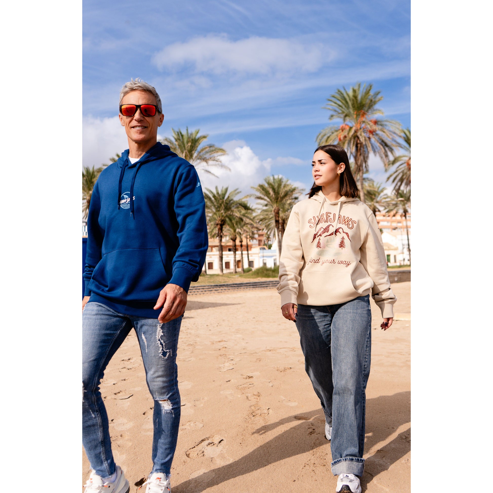 Sudadera SurfJaws de algodón orgánico en tono azul marino ajuste regular. El modelo lleva una talla L, mide 1,62 m y tiene complexión atlética, mostrando un estilo cómodo y ecológico