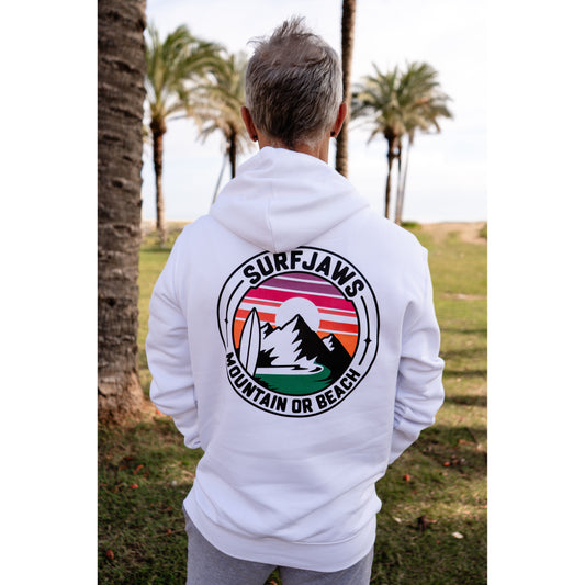 Sudadera SurfJaws de algodón orgánico en tono blanco marino ajuste regular. El modelo lleva una talla L, mide 1,62 m y tiene complexión atlética, mostrando un estilo cómodo y ecológico