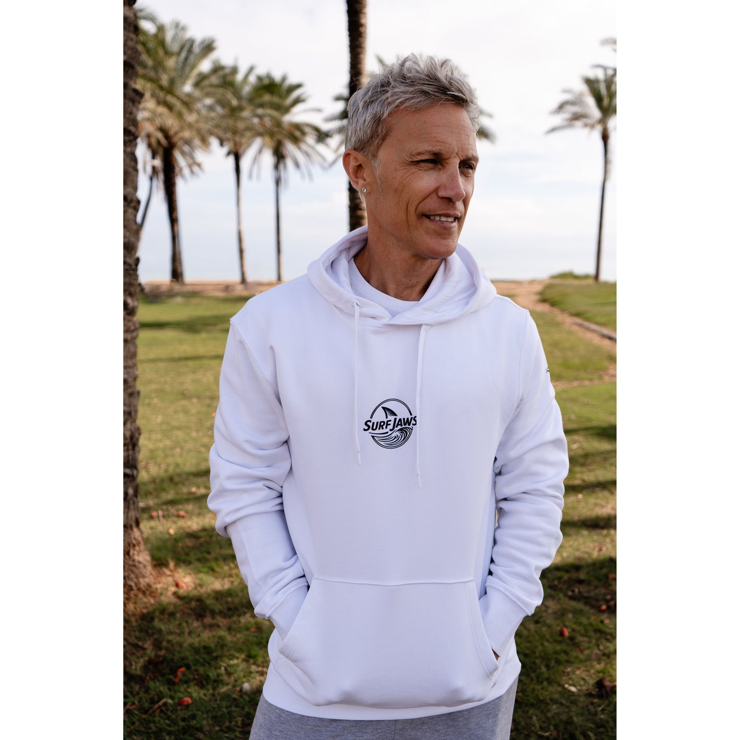 Sudadera SurfJaws de algodón orgánico en tono blanco marino ajuste regular. El modelo lleva una talla L, mide 1,62 m y tiene complexión atlética, mostrando un estilo cómodo y ecológico
