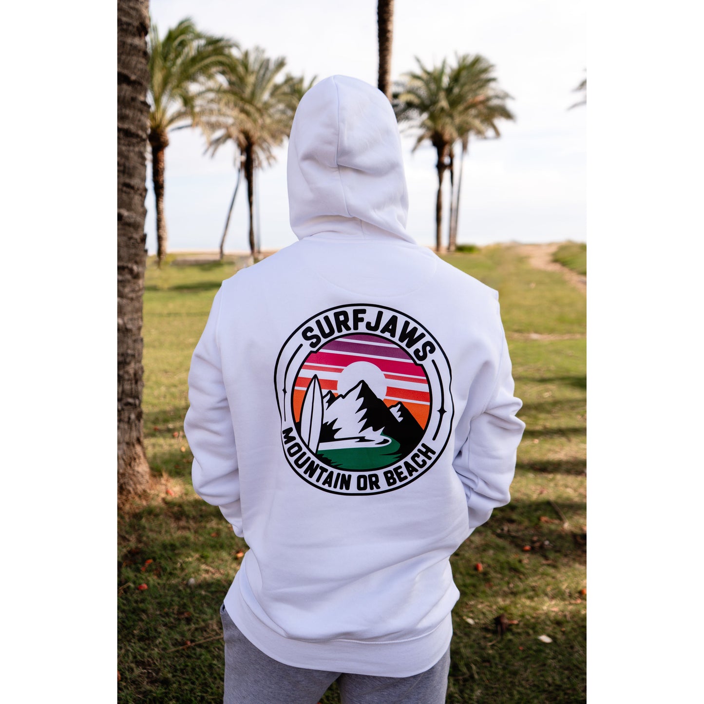 Sudadera SurfJaws de algodón orgánico en tono blanco marino ajuste regular. El modelo lleva una talla L, mide 1,62 m y tiene complexión atlética, mostrando un estilo cómodo y ecológico