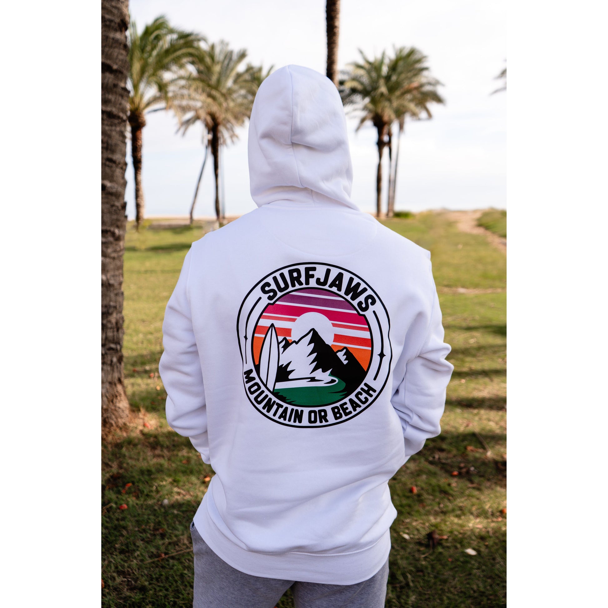 Sudadera SurfJaws de algodón orgánico en tono blanco marino ajuste regular. El modelo lleva una talla L, mide 1,62 m y tiene complexión atlética, mostrando un estilo cómodo y ecológico