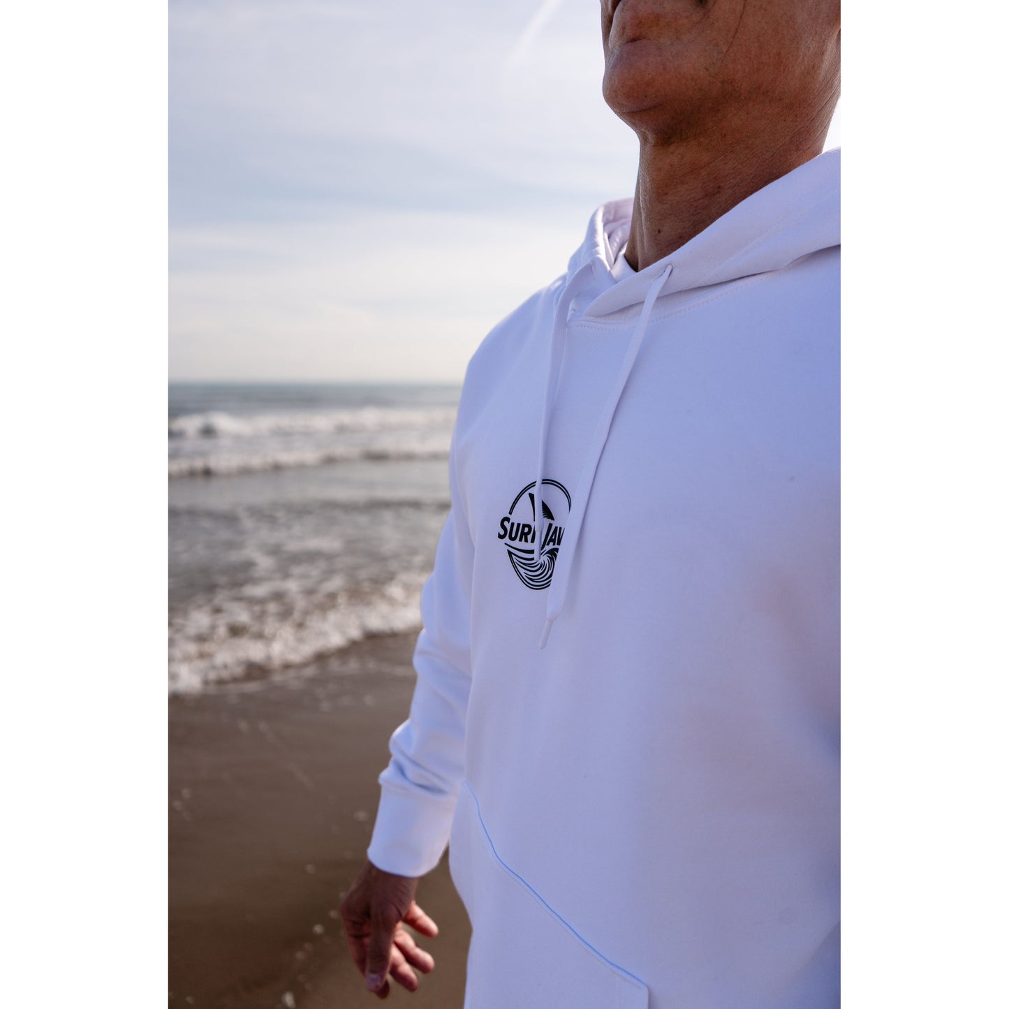 Sudadera SurfJaws de algodón orgánico en tono blanco marino ajuste regular. El modelo lleva una talla L, mide 1,62 m y tiene complexión atlética, mostrando un estilo cómodo y ecológico