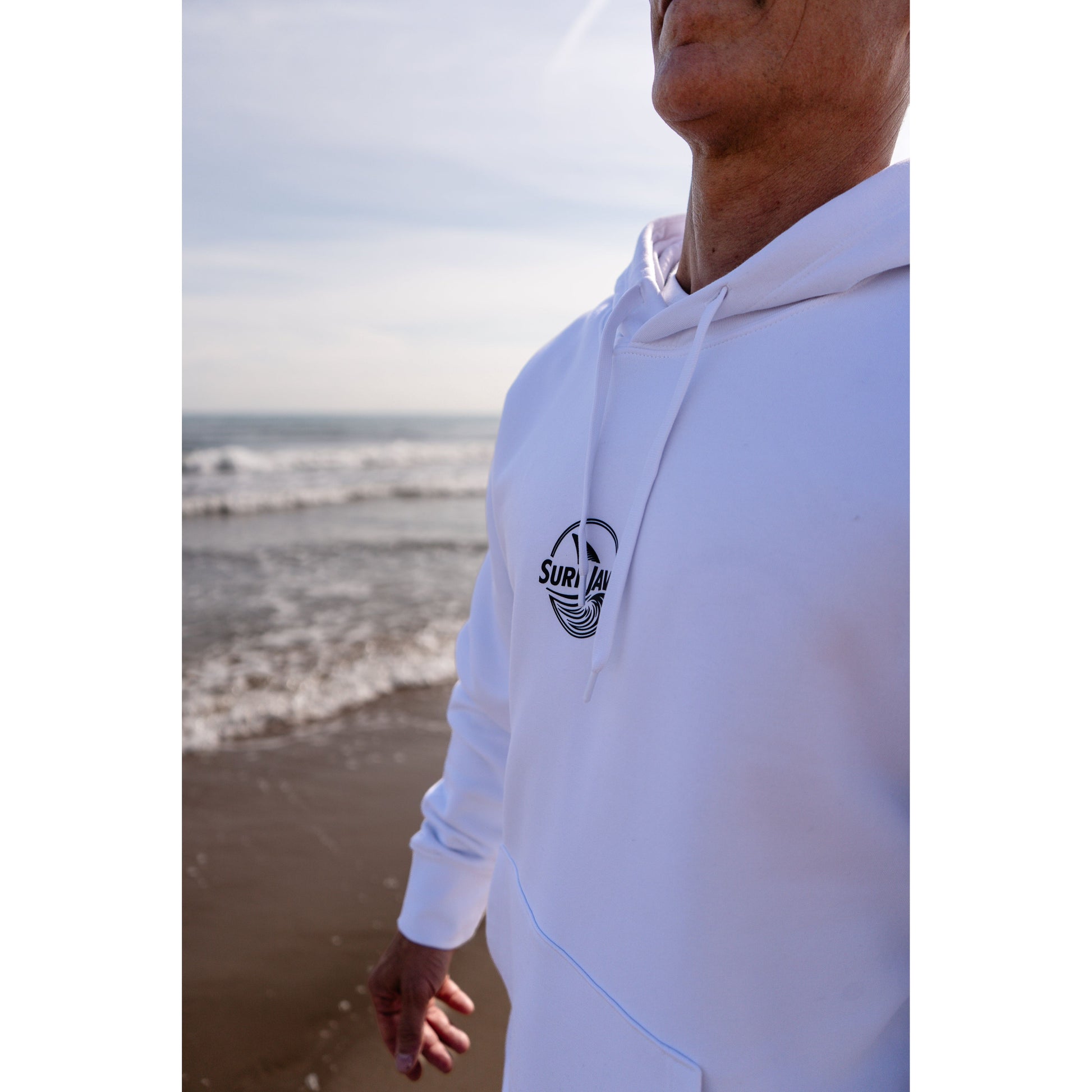 Sudadera SurfJaws de algodón orgánico en tono blanco marino ajuste regular. El modelo lleva una talla L, mide 1,62 m y tiene complexión atlética, mostrando un estilo cómodo y ecológico