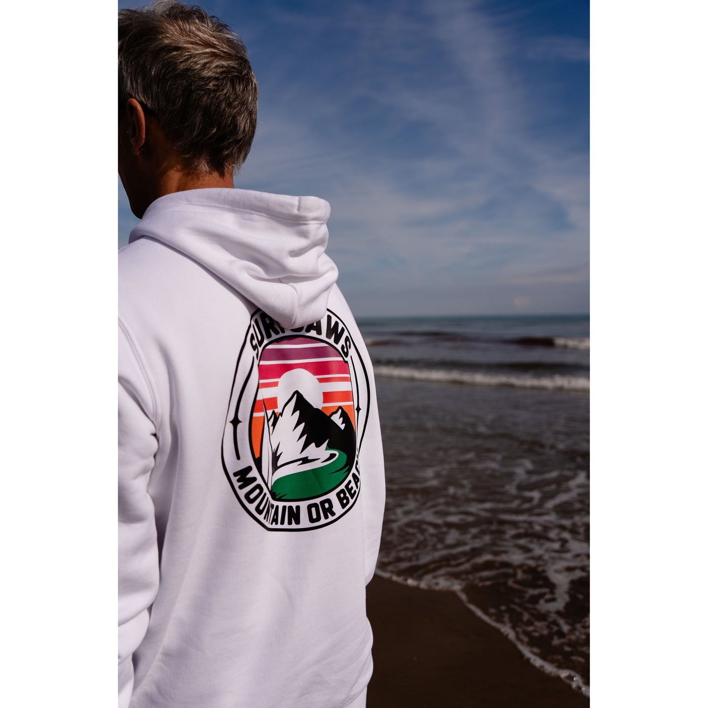 Sudadera SurfJaws de algodón orgánico en tono blanco marino ajuste regular. El modelo lleva una talla L, mide 1,62 m y tiene complexión atlética, mostrando un estilo cómodo y ecológico