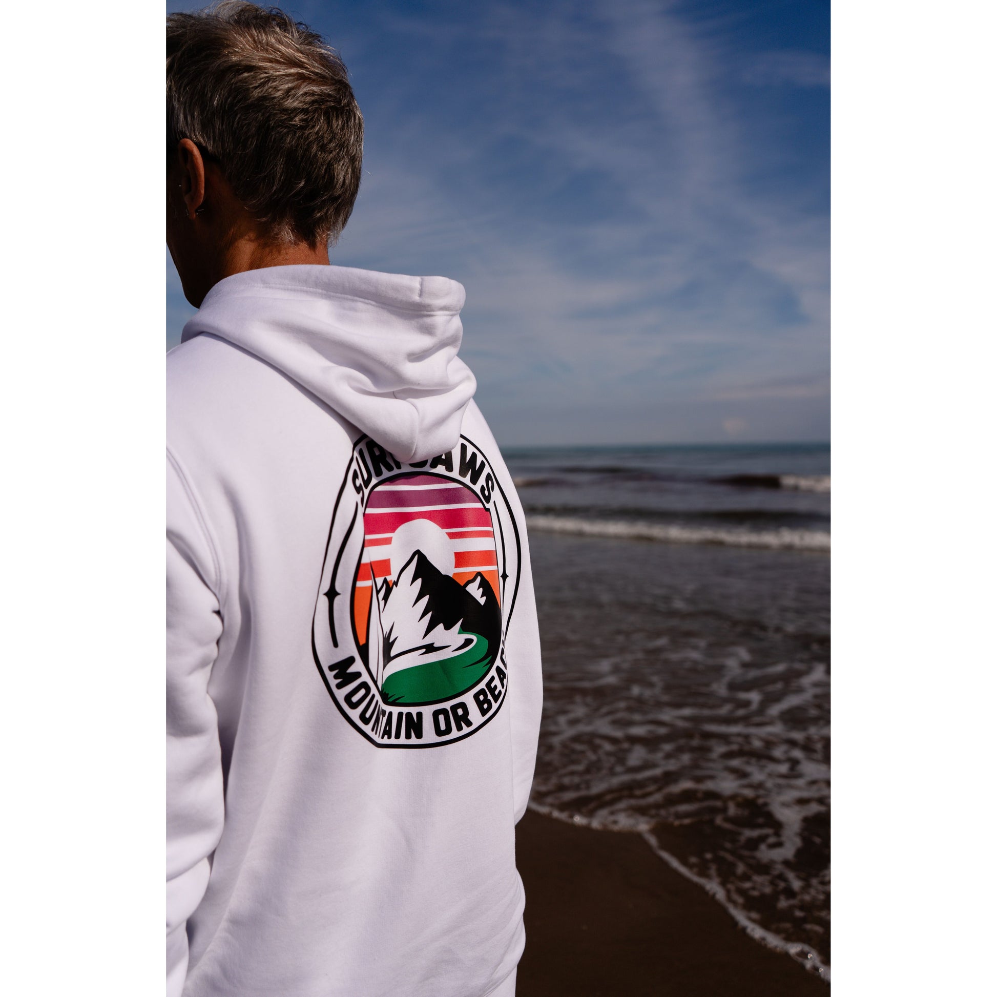 Sudadera SurfJaws de algodón orgánico en tono blanco marino ajuste regular. El modelo lleva una talla L, mide 1,62 m y tiene complexión atlética, mostrando un estilo cómodo y ecológico