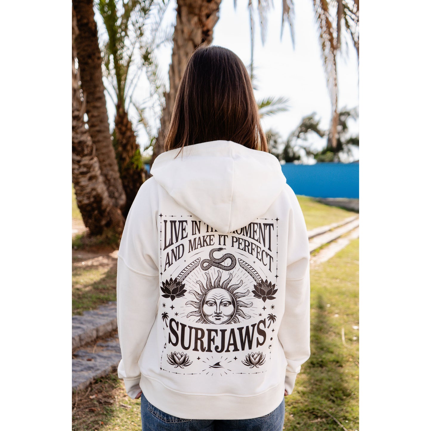 Sudadera Premium SurfJaws "Live in the Moment" - Consciencia y Estilo Desenfadado