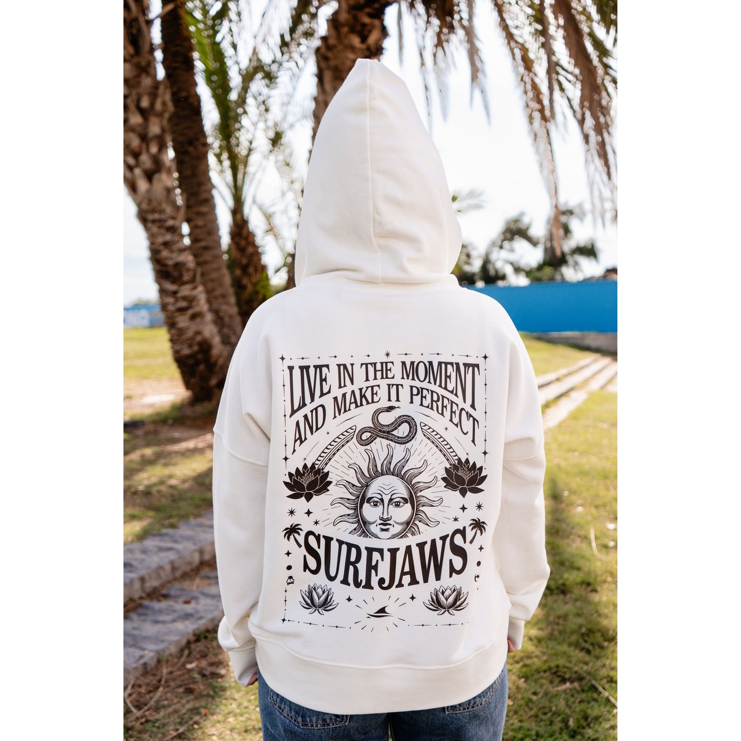 Sudadera Premium SurfJaws "Live in the Moment" - Consciencia y Estilo Desenfadado