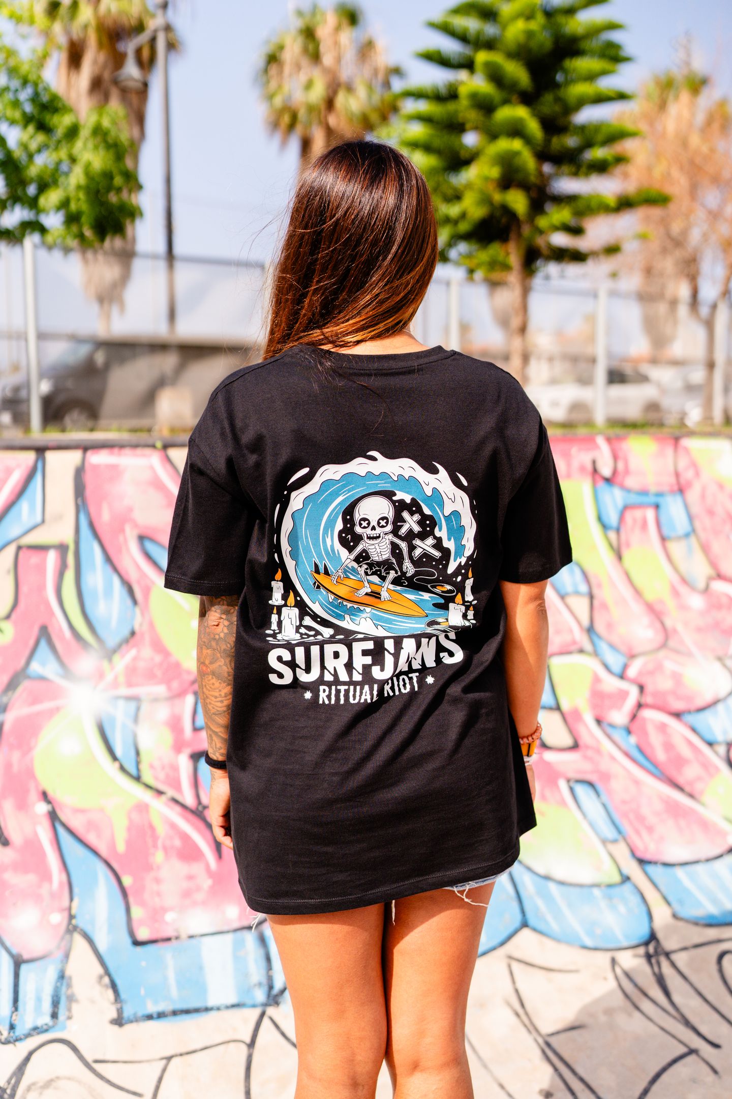 Camiseta SurfJaws Ritual Riot – Calavera Surfera Urbana