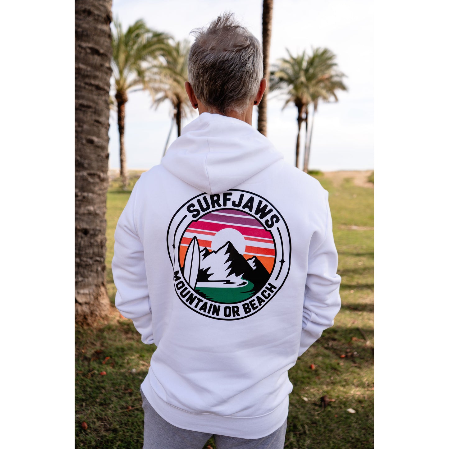 Sudadera SurfJaws de algodón orgánico en tono blanco marino ajuste regular. El modelo lleva una talla L, mide 1,62 m y tiene complexión atlética, mostrando un estilo cómodo y ecológico